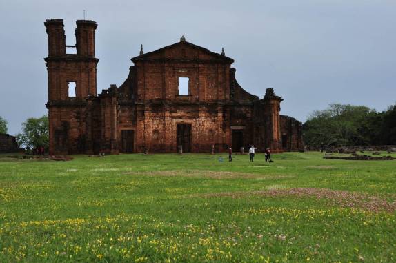 Turistas visitam a Missão em São Miguel das Missões, no Rio Grande do Sul
